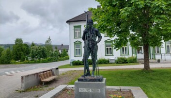 Statuen av Sigurd Røen som står "frammi gara".