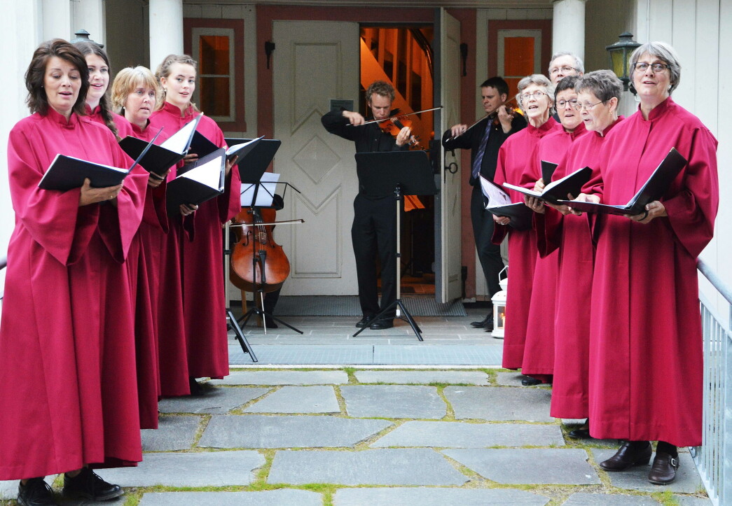 Kor og musikarar avsluttar Jonsvaka 2016 på kyrkjetrappa. Kor og musikarar avsluttar Jonsvaka 2016 på kyrkjetrappa.