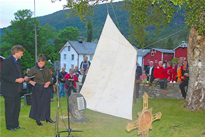 Bøfjorden Historielag sin bauta over bortkomne på sjøen vart avduka under Jonsvaka 2009.