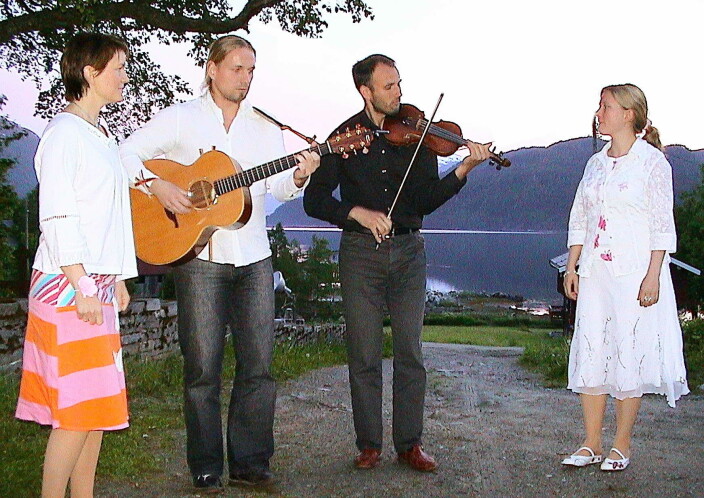 Folkemusikkgruppa "Brann i blått" tok ekstranummer på kyrkjebakken i 2005. Frå venstre Unni Boksasp, Øystein Sandbukt, Torgeir Leivdal og Gro Kjelleberg Solli. Folkemusikkgruppa "Brann i blått" tok ekstranummer på kyrkjebakken i 2005. Frå venstre Unni Boksasp, Øystein Sandbukt, Torgeir Leivdal og Gro Kjelleberg Solli.