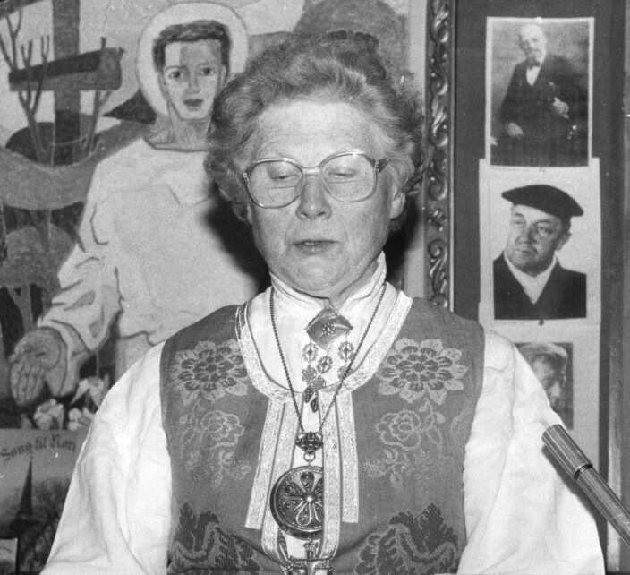 Songarinna Dordi Bergheim kåserer om folketonesamlaren, organisten, komponisten og operadirigenten Edvard Bræin ved 100- årsminnet under Jonsvaka i 1987