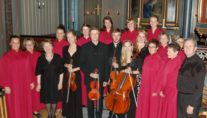 Eit utvida Åsskard Kyrkjekor med Bare-Barokk-Bandet og Margaret Rensvik framførte "Gloria" av Vivaldi på Jonsvaka i 2012.