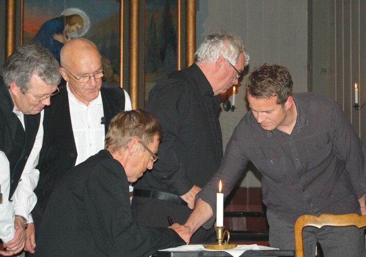 Scenisk framføring av Bjørnsons "Faderen" i 2010. Frå venstre Bernt Bøe, Torgrim Tunes, Johnse Sættem, Gunnvald Bøe og Anders Larsen. Sistnemnte debuterte som fiolinist på Jonsvaka i 1988 - som 10-åring! Scenisk framføring av Bjørnsons "Faderen" i 2010. Frå venstre Bernt Bøe, Torgrim Tunes, Johnse Sættem, Gunnvald Bøe og Anders Larsen. Sistnemnte debuterte som fiolinist på Jonsvaka i 1988 - som 10-åring!