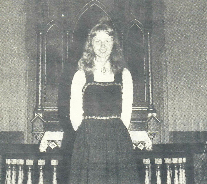 Anne Kleivset song folketonar under den aller første Jonsvaka i 1982. (Foto kopiert frå avisa Indre Nordmør)