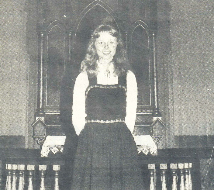 Anne Kleivset song folketonar under den aller første Jonsvaka i 1982. (Foto kopiert frå avisa Indre Nordmør) Anne Kleivset song folketonar under den aller første Jonsvaka i 1982. (Foto kopiert frå avisa Indre Nordmør)
