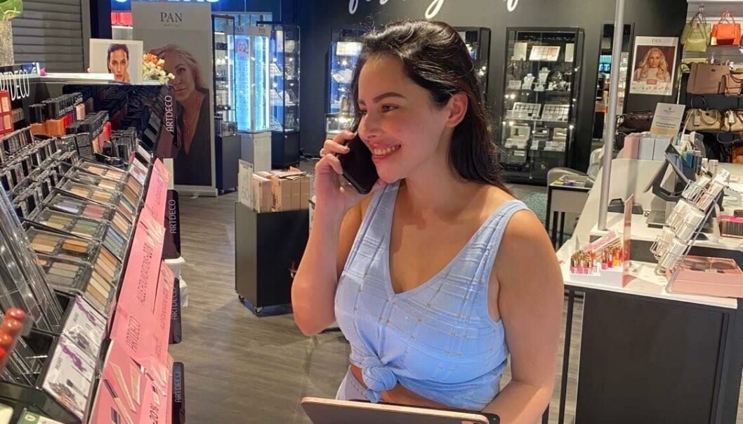 Sara Nicole Andersen har brukt den siste tiden på ringerunder for å stelle istand gjenåpning av parfymeri på ALTI-senteret. Sara Nicole Andersen har brukt den siste tiden på ringerunder for å stelle istand gjenåpning av parfymeri på ALTI-senteret.