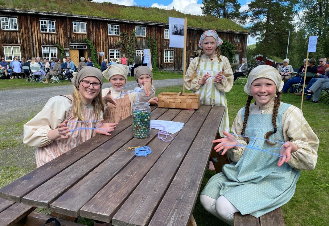 Jentene viste leker fra gamle dager. Draktene er sydd av venneforeninga. Jentene viste leker fra gamle dager. Draktene er sydd av venneforeninga.