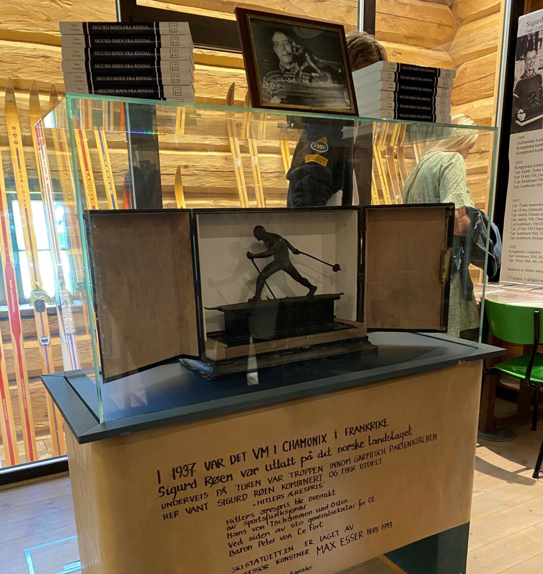 Hitlers ærespris veier 11 kg. Hitlers ærespris veier 11 kg.