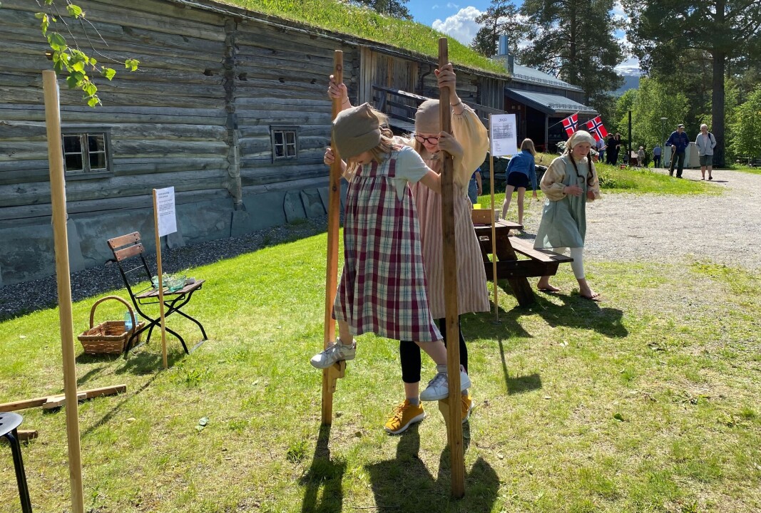 Å gå på stylter ("tilitrå") er ikke lett. Å gå på stylter ("tilitrå") er ikke lett.