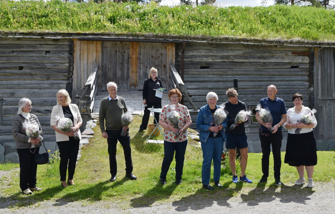 Avdelingsleder Kari Elin Bolme Løfaldli (bak) rettet en spesiell takk til flere i forbindelse med utgivelsen av boka om Sigurd Røen. Fra venstre Sigurd Røens tre barn Molly Kristine Røen, Randi Synnøve Røen Knutsen og Sigmund Røen, Ann Elin Hess Brønstad fra museets venneforening, Ann Grimsmo fra Rindal Heimbygdlag, forfatter Thor Gotaas, Magne Bjørnstad fra Rindal Sparebank og ordfører Vibeke Langli som representerte Rindal kommune. Avdelingsleder Kari Elin Bolme Løfaldli (bak) rettet en spesiell takk til flere i forbindelse med utgivelsen av boka om Sigurd Røen. Fra venstre Sigurd Røens tre barn Molly Kristine Røen, Randi Synnøve Røen Knutsen og Sigmund Røen, Ann Elin Hess Brønstad fra museets venneforening, Ann Grimsmo fra Rindal Heimbygdlag, forfatter Thor Gotaas, Magne Bjørnstad fra Rindal Sparebank og ordfører Vibeke Langli som representerte Rindal kommune.