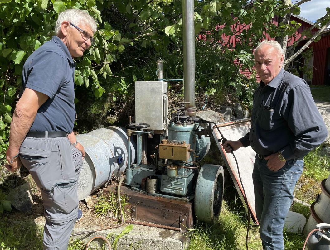 Maskinistane Anders Vaagland (t.v.) og Gunnar Strand fyrer opp Sabben. Maskinistane Anders Vaagland (t.v.) og Gunnar Strand fyrer opp Sabben.