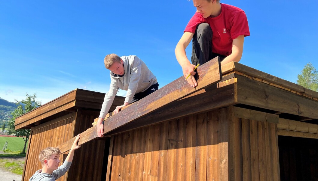 Steffen Haltli, Odin Haugen og Jo Østbø med siste planker på verket. Steffen Haltli, Odin Haugen og Jo Østbø med siste planker på verket.