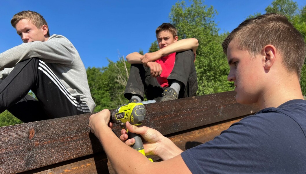 Stranddagen til SUBUS ble avlyst pga. regn, så da kunne Audun Humberset skru på litt material istedet. Odin Haugen og Jo Østbø oppe på taket. Stranddagen til SUBUS ble avlyst pga. regn, så da kunne Audun Humberset skru på litt material istedet. Odin Haugen og Jo Østbø oppe på taket.