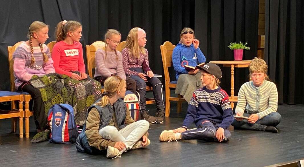Lilja, Ane, Mari, Leah Elvira, Amanda, Ingrid, Sofie, Signe og Ingrid var med på drama-forestillinga. Lilja, Ane, Mari, Leah Elvira, Amanda, Ingrid, Sofie, Signe og Ingrid var med på drama-forestillinga.