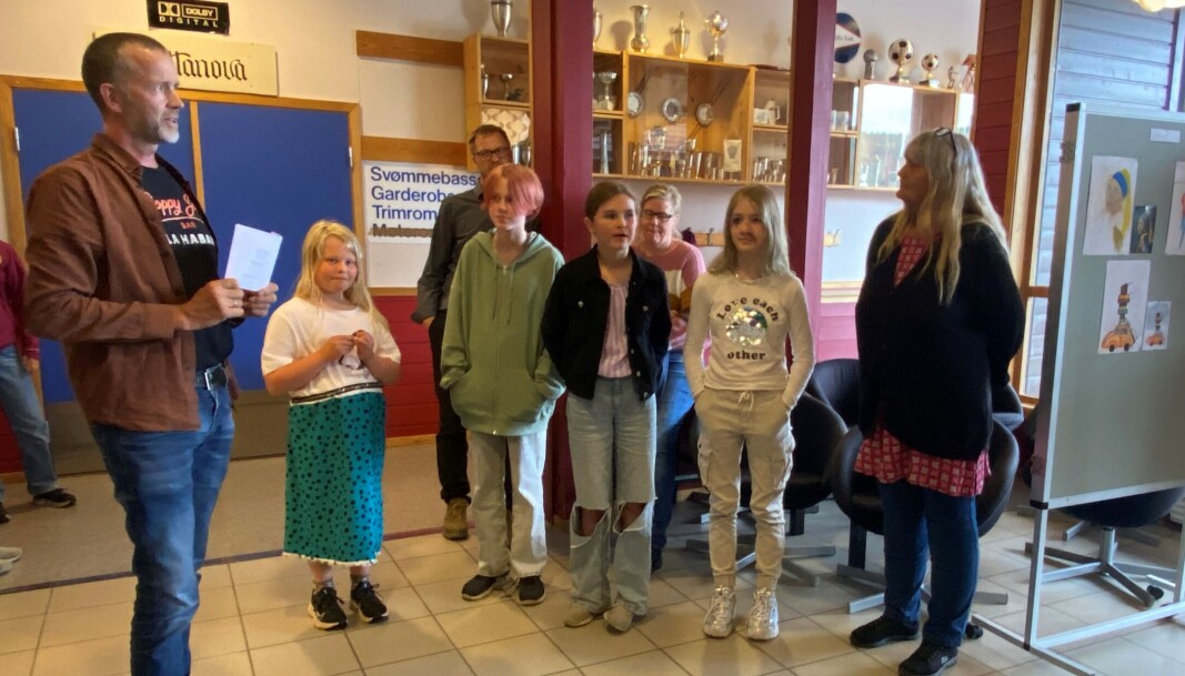 Rektor Torbjørn Larsen, kunstelevene Sofia, Mona, Klara og Inga, og Anne Marie Rognskog, som har vært vikarlærer i visuell kunst i vår. Rektor Torbjørn Larsen, kunstelevene Sofia, Mona, Klara og Inga, og Anne Marie Rognskog, som har vært vikarlærer i visuell kunst i vår.