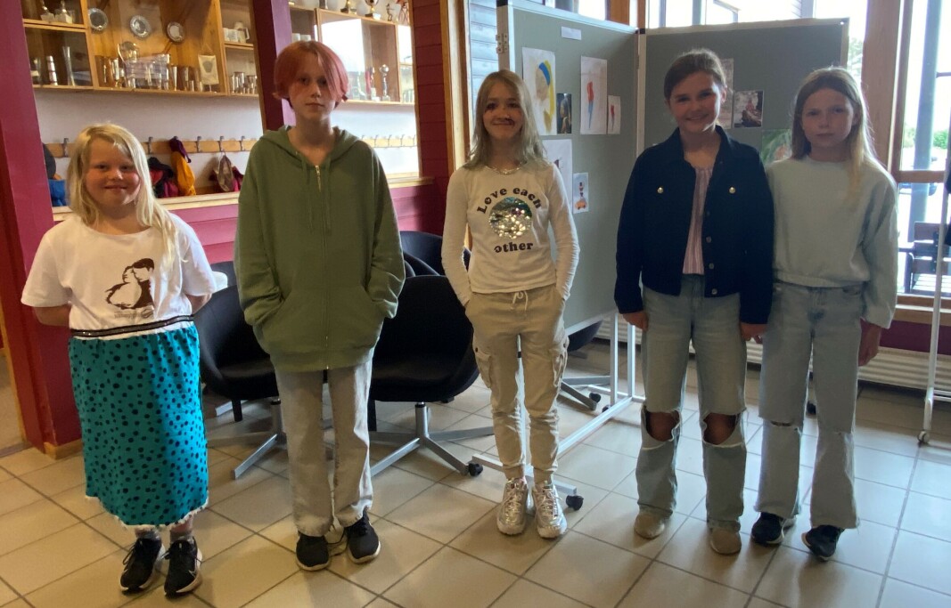 Fem av kunstelevene var med på utstillinga. Sofia i redesignet kjole for anledningen, Mona, Inga (med kreativ ansiktsmaling, selv om det ikke kommer så godt fram på bildet), Klara og Maja. Fem av kunstelevene var med på utstillinga. Sofia i redesignet kjole for anledningen, Mona, Inga (med kreativ ansiktsmaling, selv om det ikke kommer så godt fram på bildet), Klara og Maja.