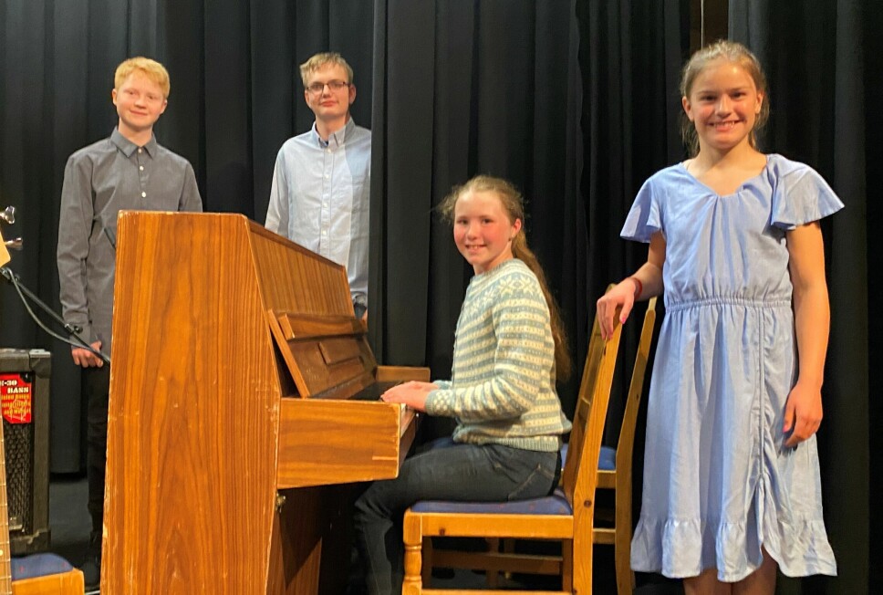Håkon, Ole Edvard, Ingrid og Ane spiller piano.
