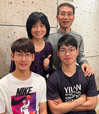 Biskop Pan Li Yen og hans familie. Biskop Pan Li Yen og hans familie.