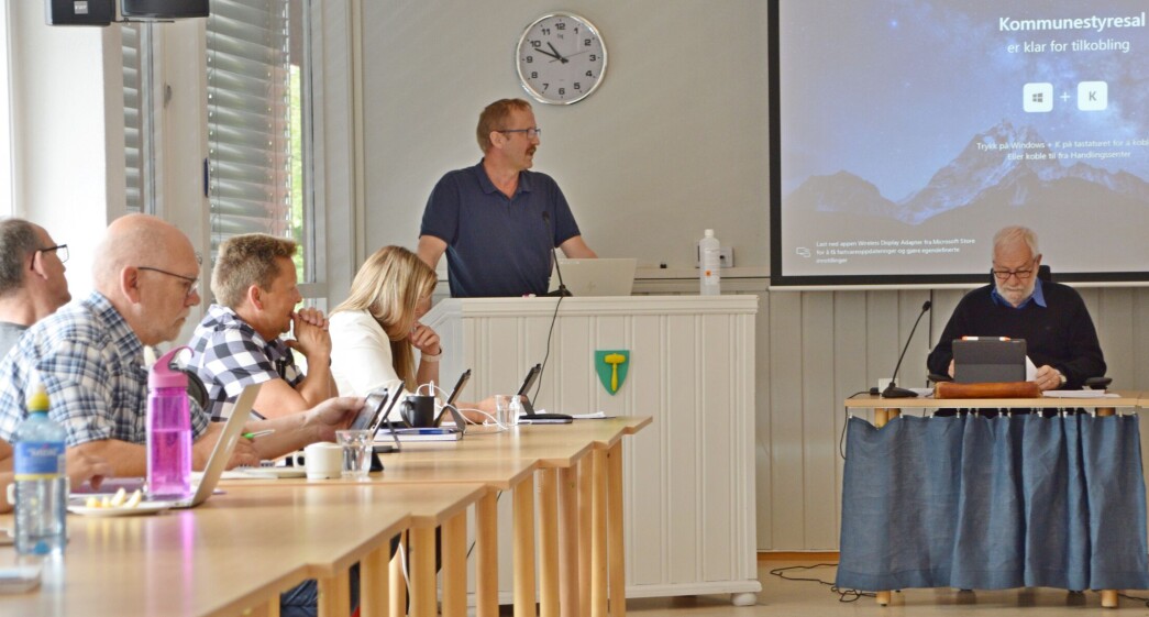 Enhetsleder for teknikk, landbruk og miljø Nils Ole Evjen forklarte for kommunestyret hvorfor pengene i budsjettet ikke strekker til. Enhetsleder for teknikk, landbruk og miljø Nils Ole Evjen forklarte for kommunestyret hvorfor pengene i budsjettet ikke strekker til.