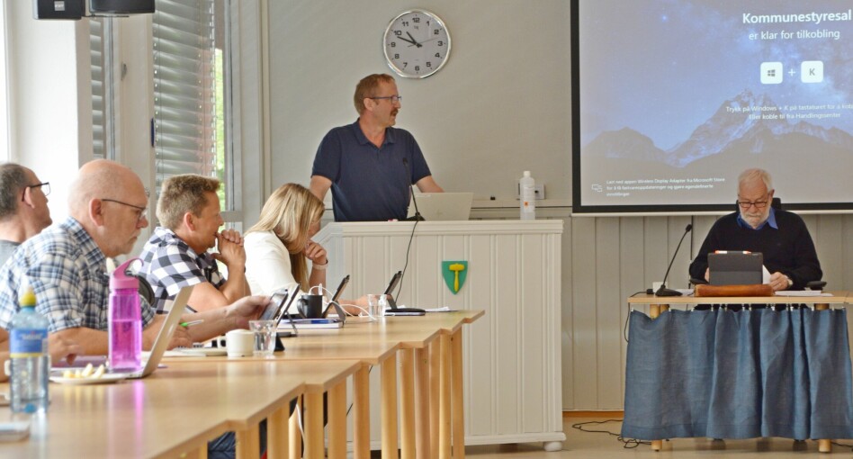 Enhetsleder for teknikk, landbruk og miljø Nils Ole Evjen forklarte for kommunestyret hvorfor pengene i budsjettet ikke strekker til.