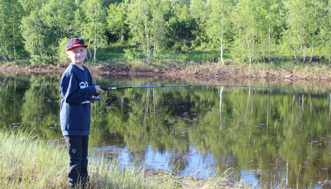 Broren Magnar hadde ikke fått fisk enda, men opptil flere napp. Broren Magnar hadde ikke fått fisk enda, men opptil flere napp.