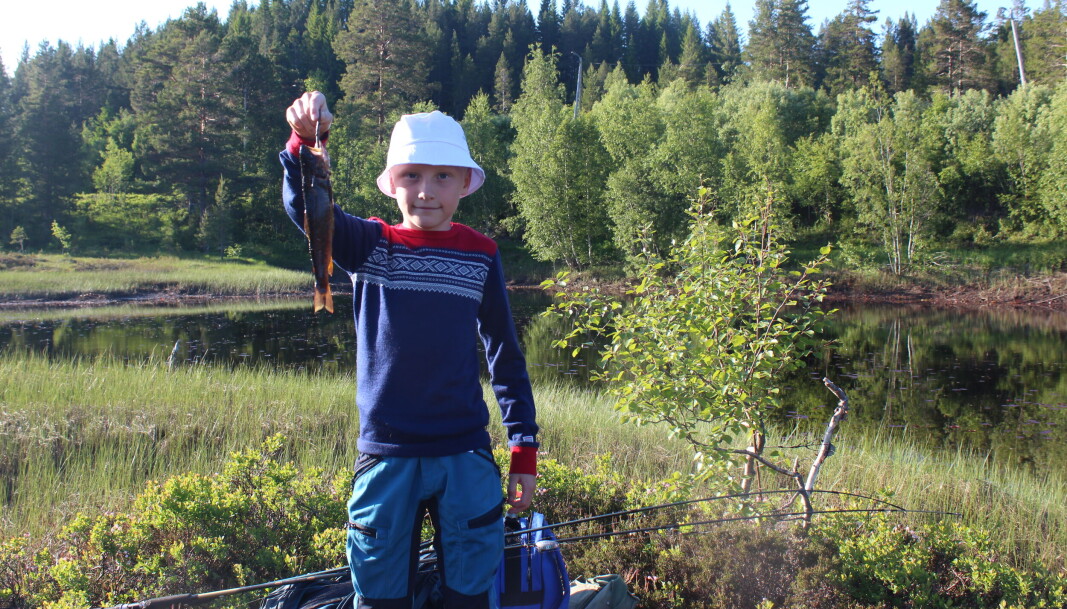 Adrian viser stolt frem fangsten sin, som skulle rett i stekepanna når de kom hjem. Adrian viser stolt frem fangsten sin, som skulle rett i stekepanna når de kom hjem.