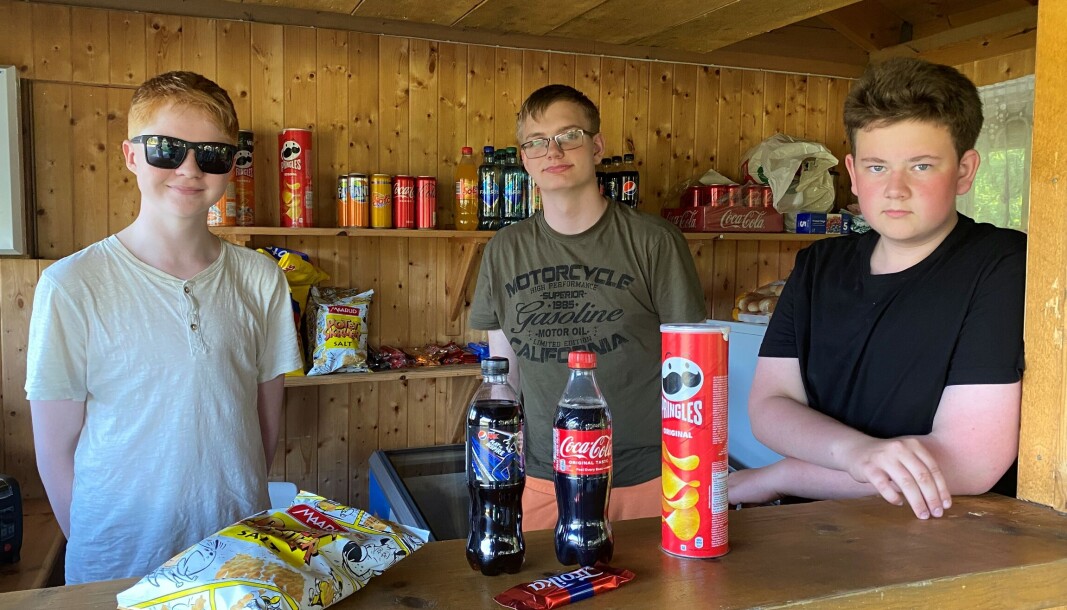 Håkon, Ole Edvard og Lars Ola håper på mange kunder i kiosken på badeplassen ved Igltjønna i helga. Håkon, Ole Edvard og Lars Ola håper på mange kunder i kiosken på badeplassen ved Igltjønna i helga.