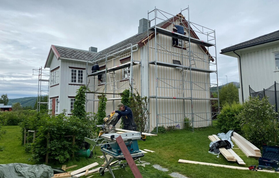 Børset Bygg skifter kledning på Dala i Rindal sentrum, hvor huseierne for øvrig er meget godt fornøyd med jobben som blir gjort.