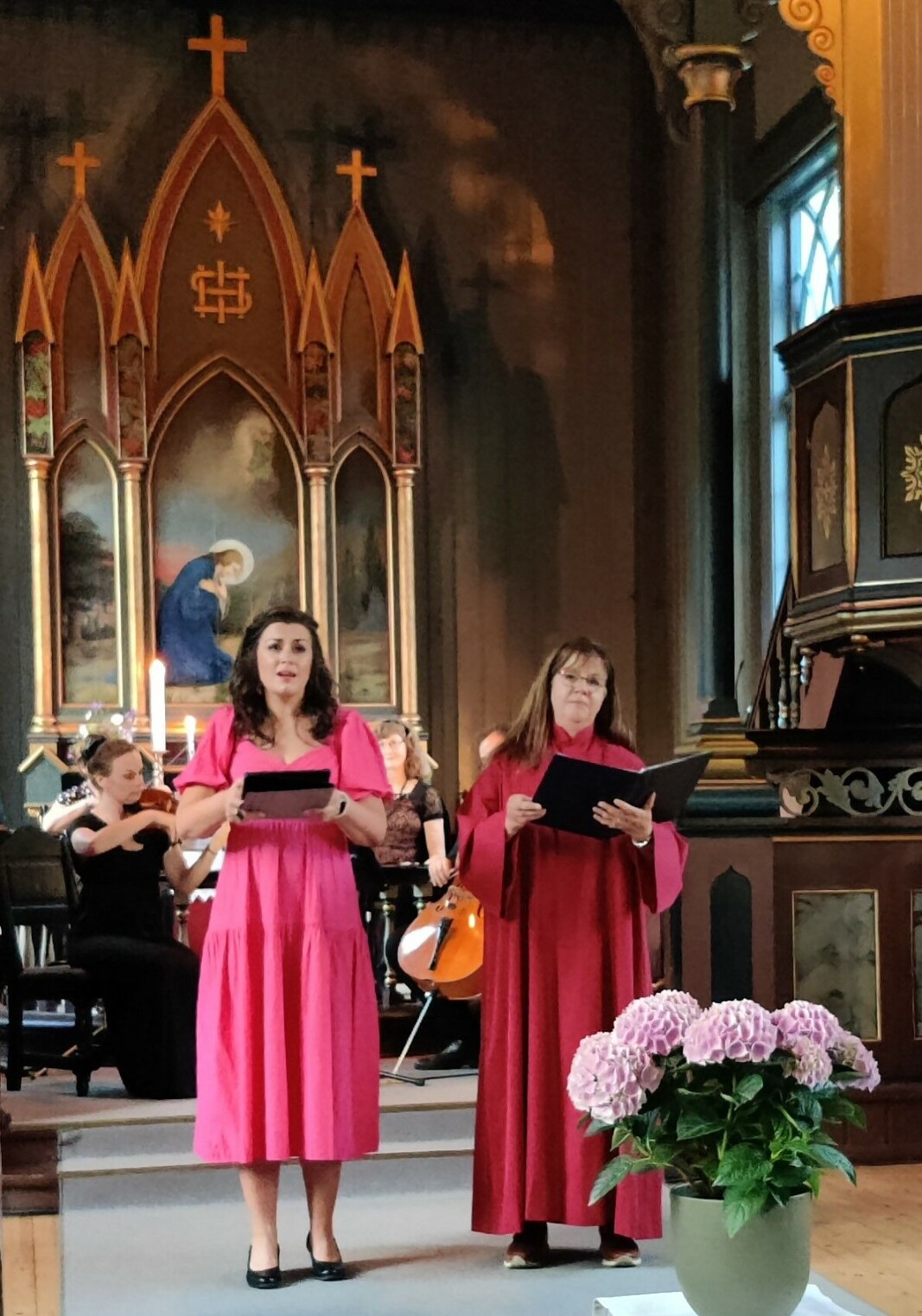 Solistane Sigrid Bøe og Turid Røen Kroknes. Solistane Sigrid Bøe og Turid Røen Kroknes.