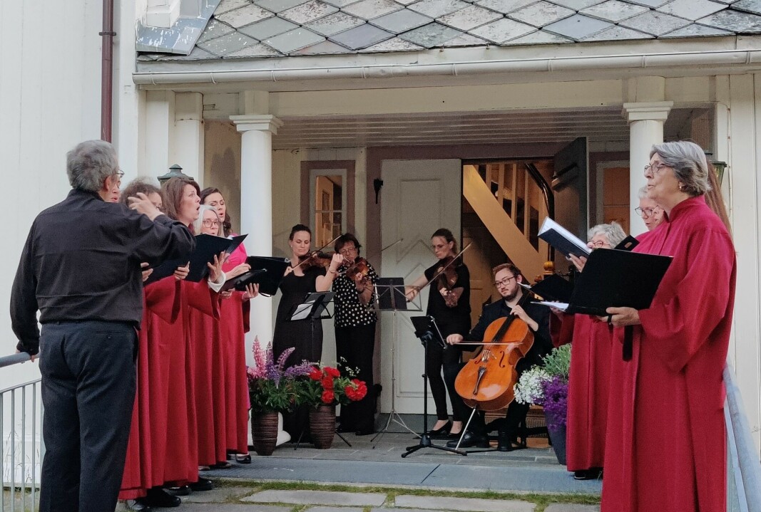 Avslutning av Jonsvaka utfor kyrkja. Koret og musikkensemblet. Dir. Bernt Bøe. Avslutning av Jonsvaka utfor kyrkja. Koret og musikkensemblet. Dir. Bernt Bøe.