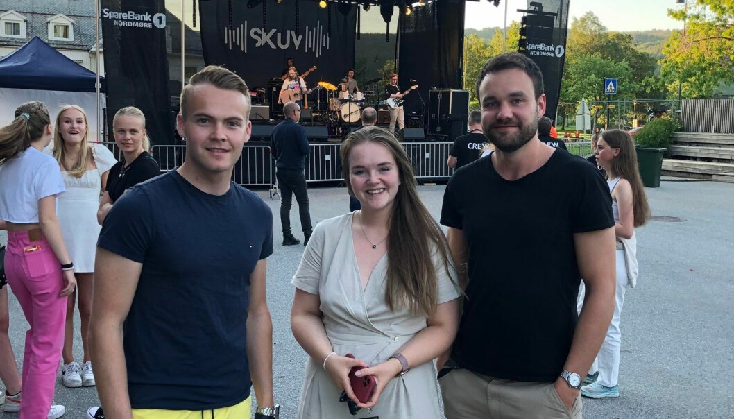 Torstein Snekvik og Lisa Botterlig Flostrand, kveldens hovedattraksjon, spilte ut i de sene nattetimer. Her flankert av Stein Boge som spilte i bandet. Torstein Snekvik og Lisa Botterlig Flostrand, kveldens hovedattraksjon, spilte ut i de sene nattetimer. Her flankert av Stein Boge som spilte i bandet.