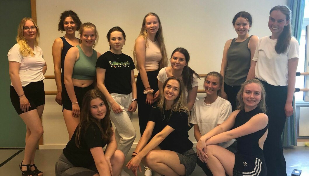 Blide deltakere på dansecamp. Bak fra venstre: Kristin Aasgård Langli, Oda Frigg Endregaard, Live Aakvik, Tina Sæterbø, Elida Sofie Fiske, Kristin Solem, Sandra Strand og Marte Dahl Andreassen. Foran fra venstre: Sunniva Haltli, Vilde Opeide, Vilde Solem og Frida Bergheim. Blide deltakere på dansecamp. Bak fra venstre: Kristin Aasgård Langli, Oda Frigg Endregaard, Live Aakvik, Tina Sæterbø, Elida Sofie Fiske, Kristin Solem, Sandra Strand og Marte Dahl Andreassen. Foran fra venstre: Sunniva Haltli, Vilde Opeide, Vilde Solem og Frida Bergheim.