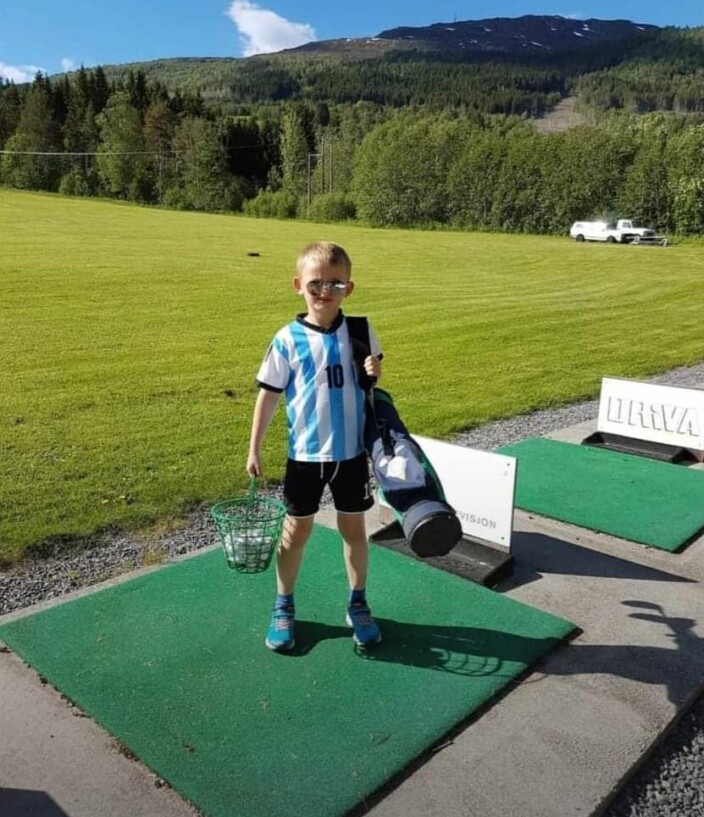 Marius 8 år assisterer farfar på golfbanen