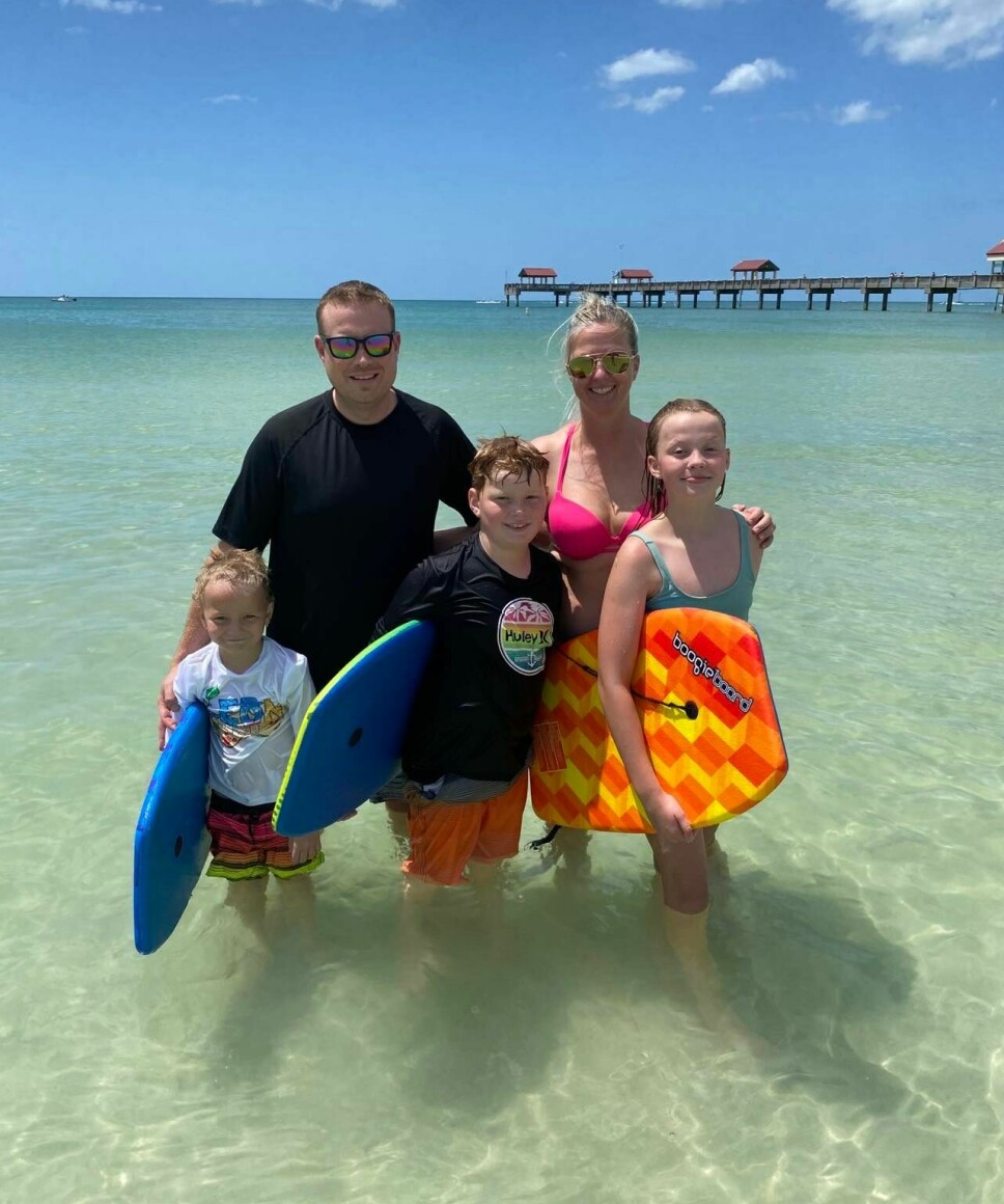 Tina med familien på Clearwather Beach i Florida