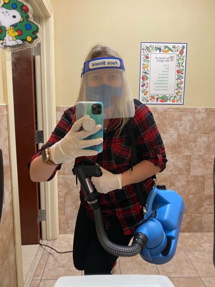 - I eit heilt år hadde eg ansvaret for ghost buster- maskina. Eg spraya alle klasserom på slutten av kvar dag for å fjerne covidbasseluskar, fortel Tina. Så om det veks ut et tredje øre på meg når eg sit på aldersheimen. så veit du kvifor! - I eit heilt år hadde eg ansvaret for ghost buster- maskina. Eg spraya alle klasserom på slutten av kvar dag for å fjerne covidbasseluskar, fortel Tina. Så om det veks ut et tredje øre på meg når eg sit på aldersheimen. så veit du kvifor!