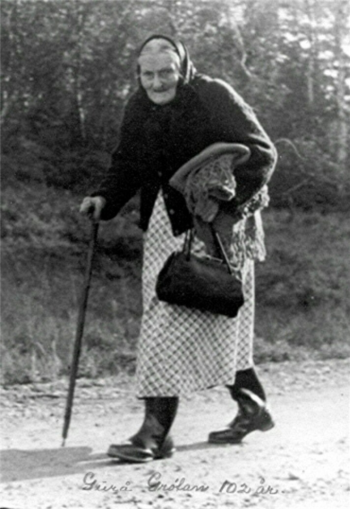 Guro Grøtan 102 år gammel på fottur frå Settemsdalen til besøk Betna.