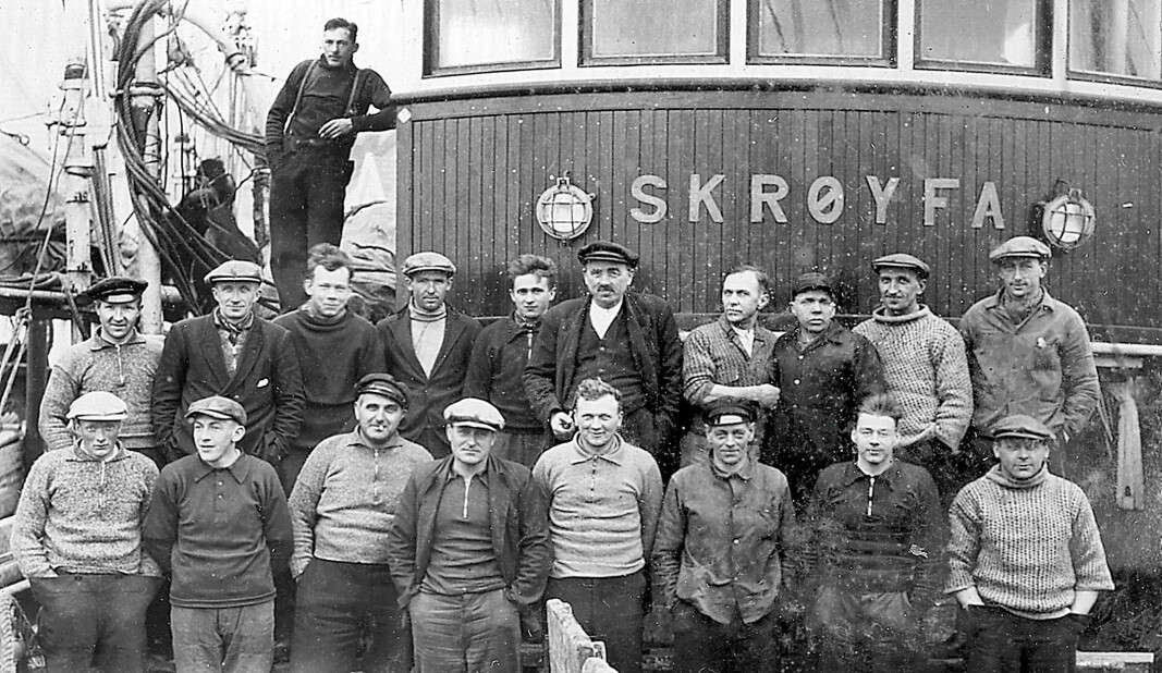 Mannskapet på «Skrøyfa» opplevde både alvor og artighet. Bøfjordingar på biletet er: Fremst frå venstre nr. 1 Per Bøe (Olastua), 3 Tore Dragset (Slåa) og 6 Albert Neergård. Bak frå venstre: 1 Ingebrigt N. Bøklepp, 2 Ingvald Bøe, 4 Ole N. Bøklepp (?), 6 skipper Kristian SaNDVIK (HADDE Bøneset på 1920-talet) og 10 Ivar B. Bøe.