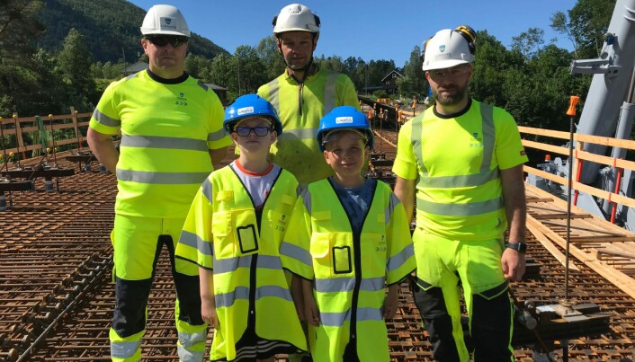 Rune Skoglie, kontrollingeniør i Møre og Romsdal fylkeskommune, Gunnar Halgunset, arbeidsformann, Morten Ugelstad, byggleiar i Møre og Romsdag fylkeskommune, Håvard Meisingset og Jostein Fiske. Rune Skoglie, kontrollingeniør i Møre og Romsdal fylkeskommune, Gunnar Halgunset, arbeidsformann, Morten Ugelstad, byggleiar i Møre og Romsdag fylkeskommune, Håvard Meisingset og Jostein Fiske.