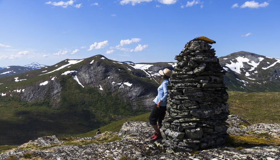 Varden med Skarvhatten, Skjortfjellhalsen og Dyrhalsen bak