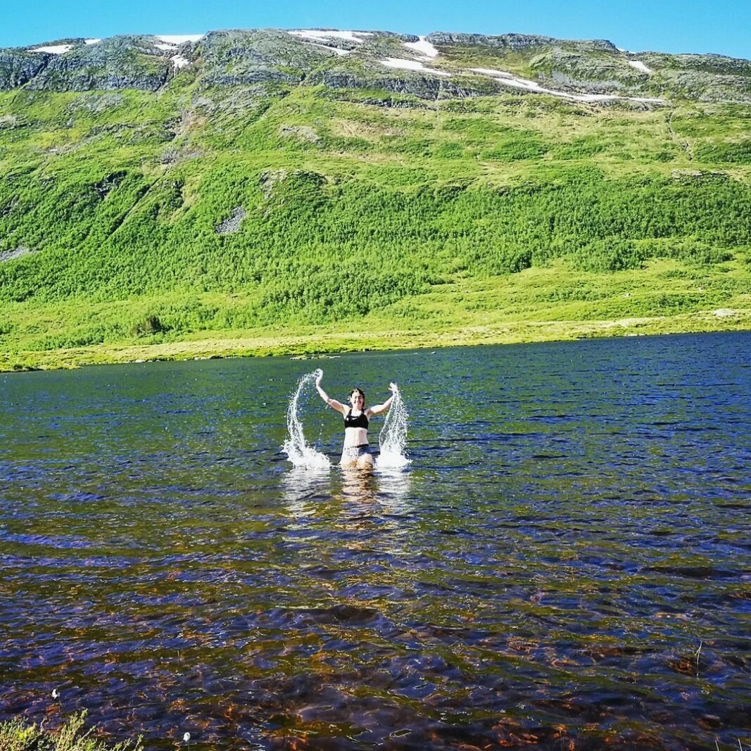 Her bader jeg i perlen Småvassbotn, mellom Bøverdalen/Surnadal og Engdalen Her bader jeg i perlen Småvassbotn, mellom Bøverdalen/Surnadal og Engdalen
