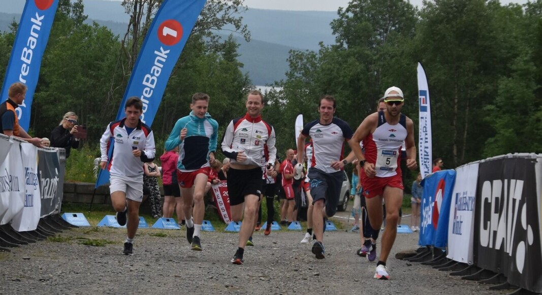 Kristoffer sammen med lagkameratene mot dagsetappemålet i Kall fredag. Kristoffer sammen med lagkameratene mot dagsetappemålet i Kall fredag.