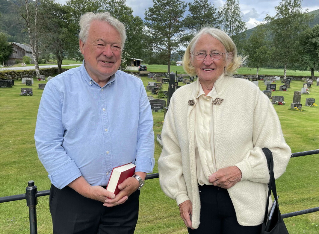 Einy Rendal Elgsæther har både tidlegare og som pensjonist vore ein habil prestevikar i kyrkjene på Nordmøre. Her saman med ektemannen Svein Volle etter søndagens gudsteneste i Todalen. Velstelt kyrkjegard i bakgrunnen! Einy Rendal Elgsæther har både tidlegare og som pensjonist vore ein habil prestevikar i kyrkjene på Nordmøre. Her saman med ektemannen Svein Volle etter søndagens gudsteneste i Todalen. Velstelt kyrkjegard i bakgrunnen!