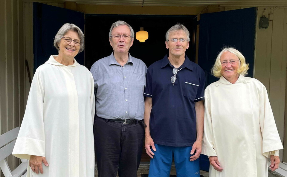 Fire pensjonistar utgjorde søndagens kyrkjestab: Frå venstre klokkar Randi Bøe, organist Bernt Bøe, kyrkjetenar Kristian Settem og prestevikar Einy Rendal Elgsæther.