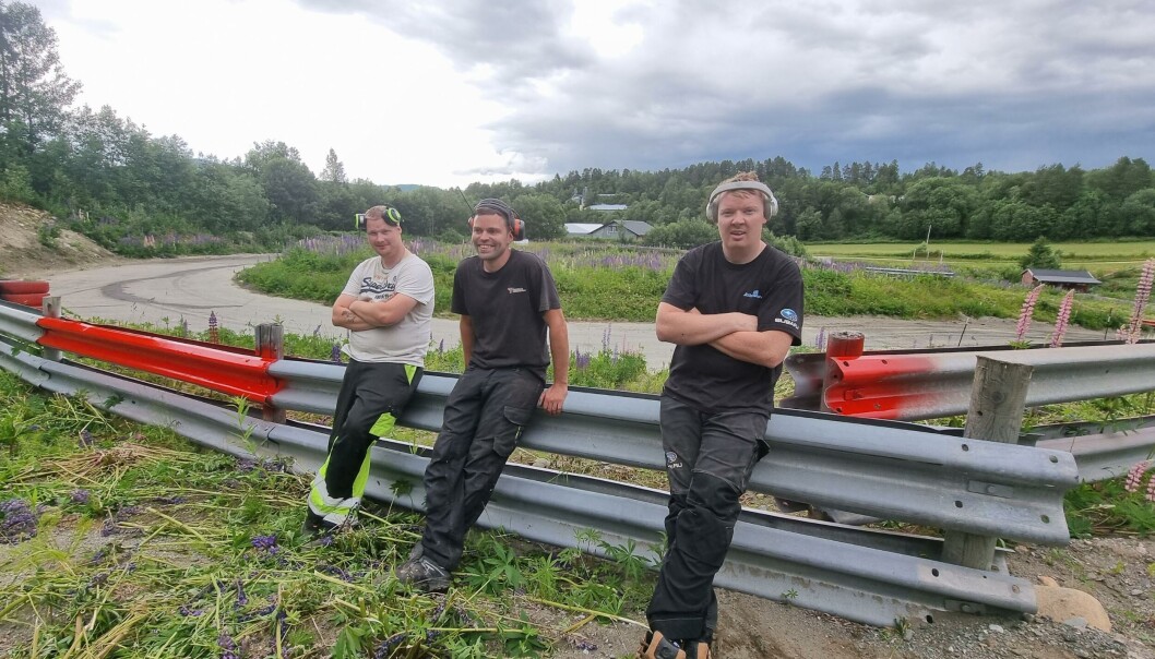 f.v Lars Arne Bredesen, Frank Røen og Espen Bredesen var mandag på plass på motorsenteret for å preppe banen til søndagens løp. f.v Lars Arne Bredesen, Frank Røen og Espen Bredesen var mandag på plass på motorsenteret for å preppe banen til søndagens løp.
