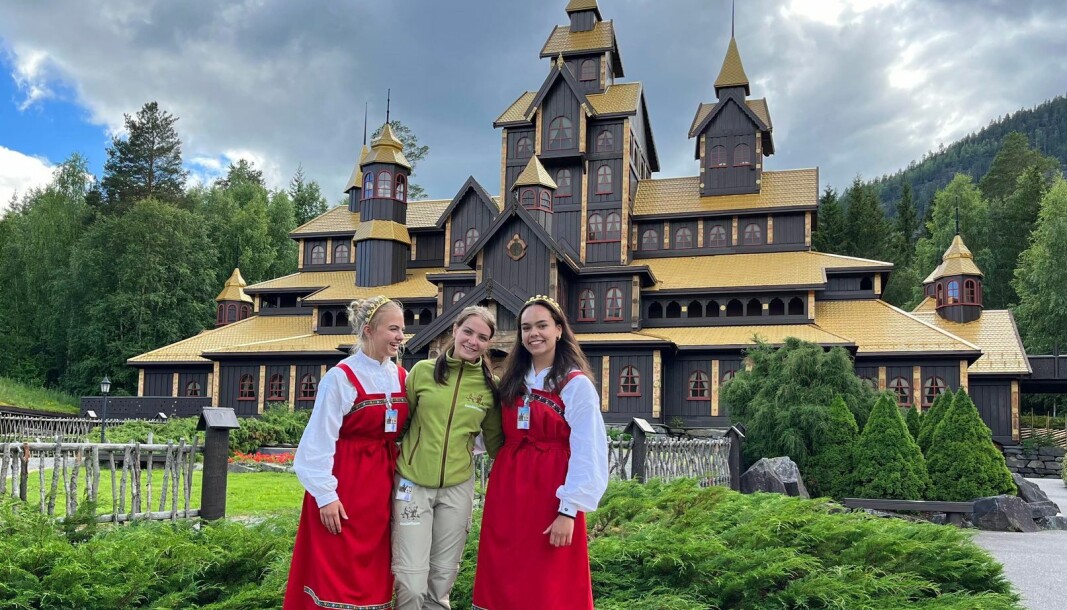Ellen Svendsen Fiske (f.v.), Anja Vaag Bolme og Carina Diaz Fiske har kommet godt inn i arbeidsoppgavene ved Hunderfossen Eventyrpark. Ellen Svendsen Fiske (f.v.), Anja Vaag Bolme og Carina Diaz Fiske har kommet godt inn i arbeidsoppgavene ved Hunderfossen Eventyrpark.