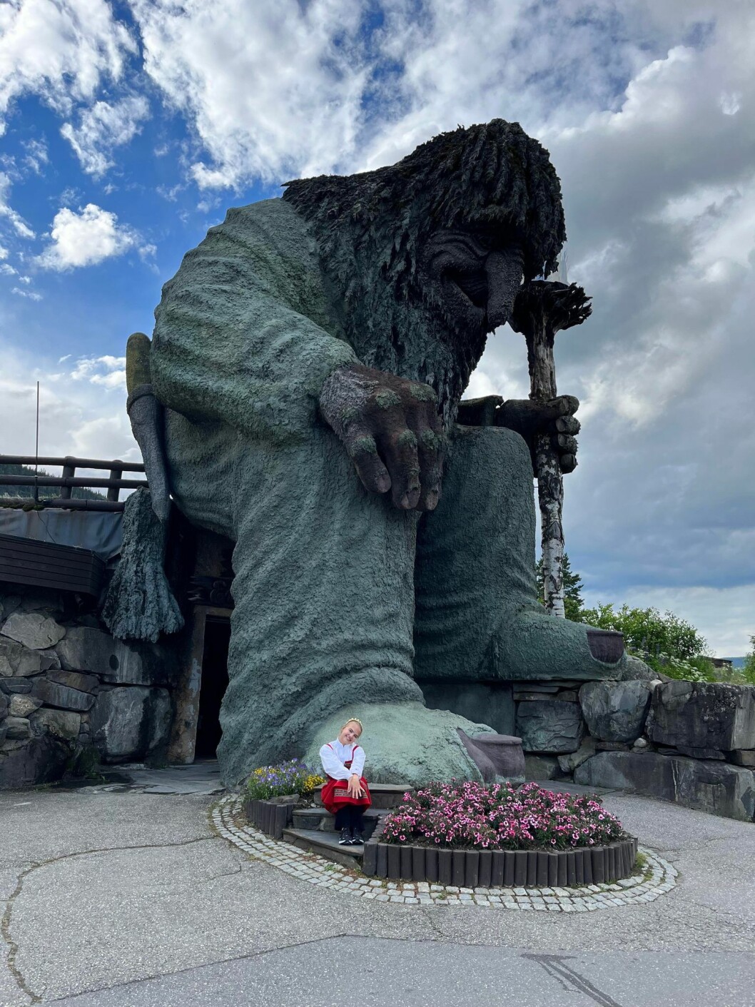 Ellen er ei av surndalingene du kan treffe ved Hunderfossen i sommer, her sammen med et kjent landemerke langs E6. Ellen er ei av surndalingene du kan treffe ved Hunderfossen i sommer, her sammen med et kjent landemerke langs E6.