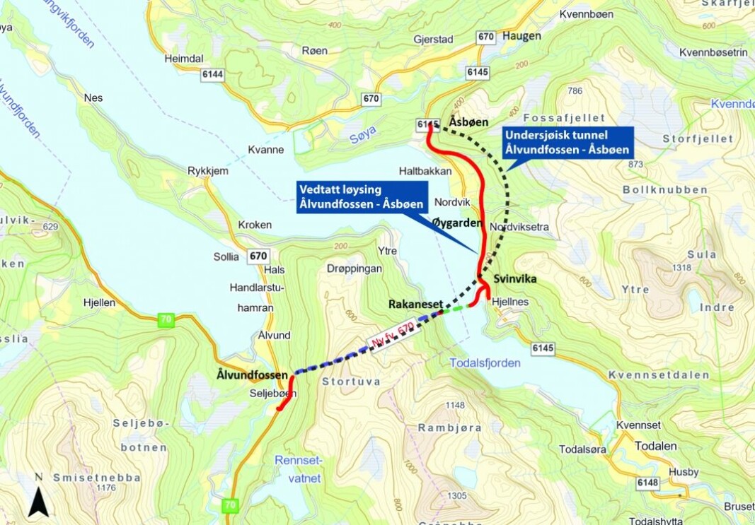 Kartet viser vedtatt løysing markert med blå stipla strek (tunnel), grønn stipla strek (bru) og rød strek (vegtrase). Trase for undersjøisk tunnel (svart stipla strek) er illustrasjon, og ikkje heilt presist teikna inn. Kartet viser vedtatt løysing markert med blå stipla strek (tunnel), grønn stipla strek (bru) og rød strek (vegtrase). Trase for undersjøisk tunnel (svart stipla strek) er illustrasjon, og ikkje heilt presist teikna inn.