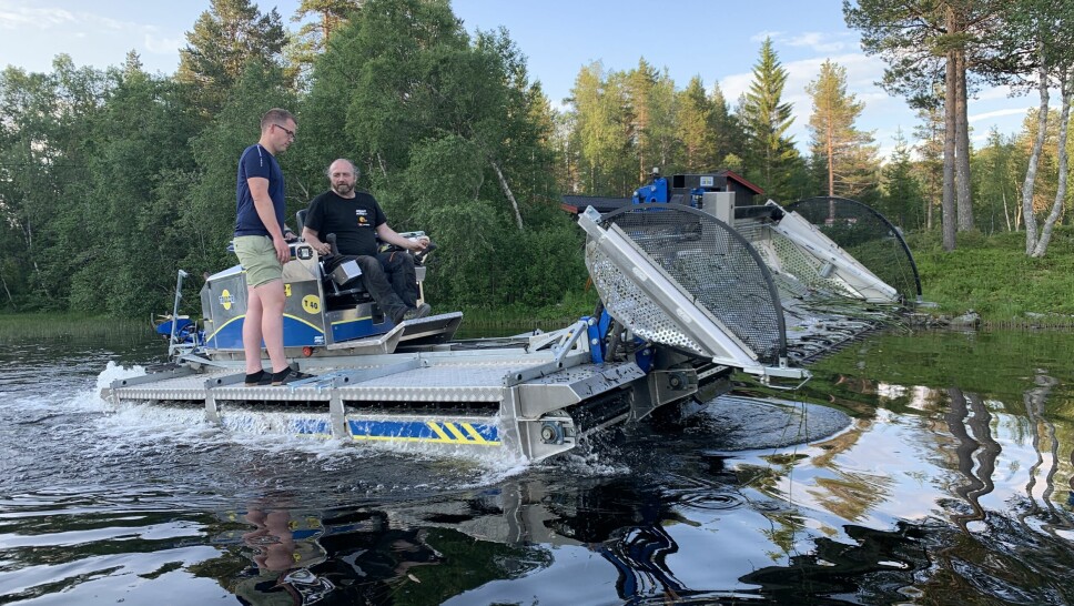 Håvard Gaustad og Rune Akseth i G.K Trading AS med amfibiemaskina som klipper siv og andre vekster i vannet.