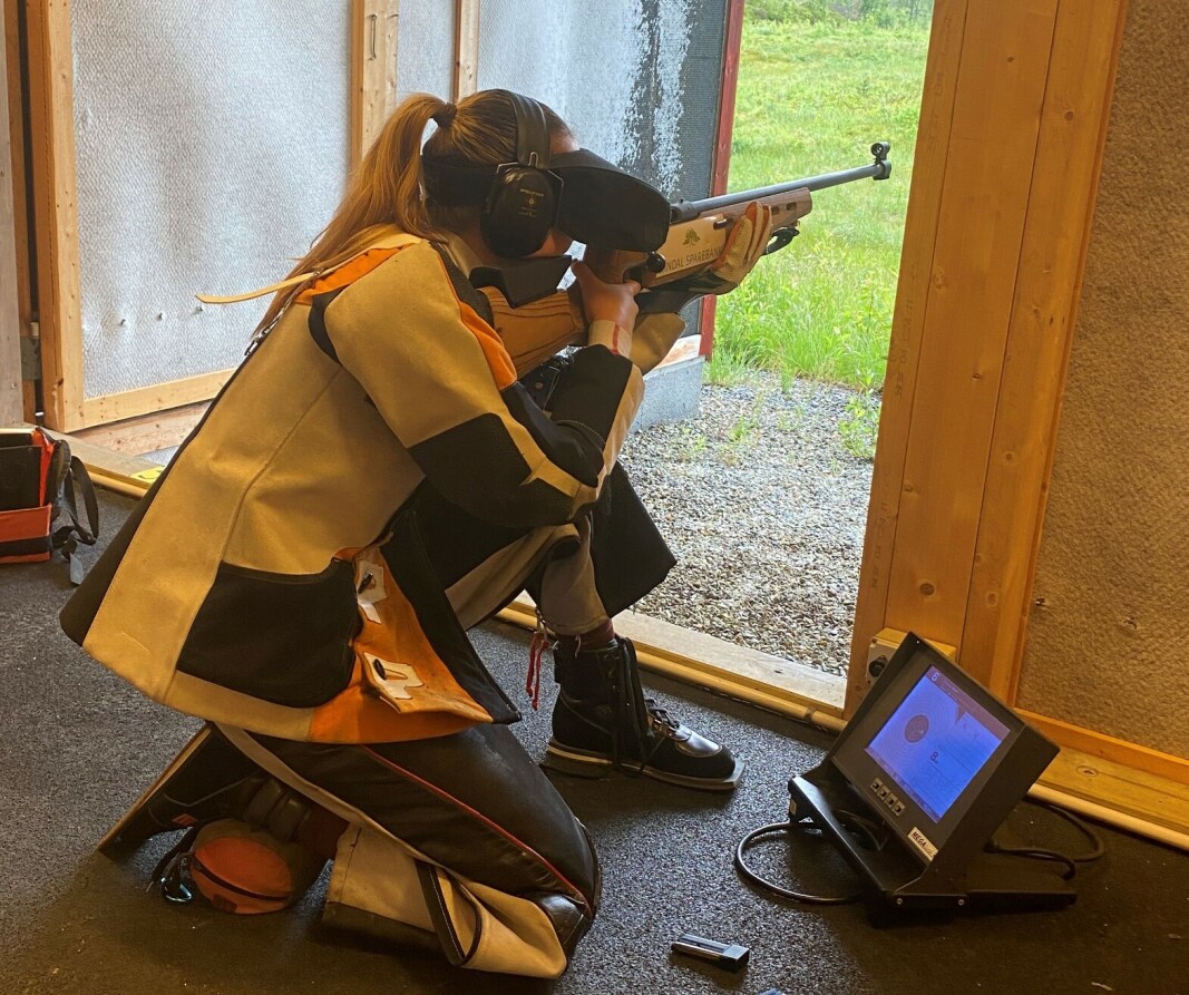 Synne Dalsegg Løseth har begynt med konkurranseskyting, og trener også knestående. Synne Dalsegg Løseth har begynt med konkurranseskyting, og trener også knestående.