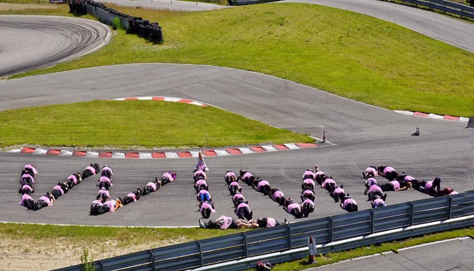 WIMA står for Women's International Motorcycle Assocation. På søndag var det en lang lunsjpause i kirketida, da stavet motorsykkeldamene WIMA på asfalten.